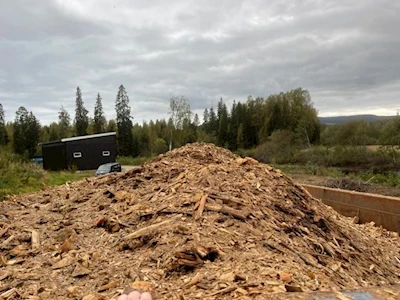 Rognstad Eiendom Elvebredden Hurdal Fliscontainer- ved blir kutter til flis lokal forbrenning
