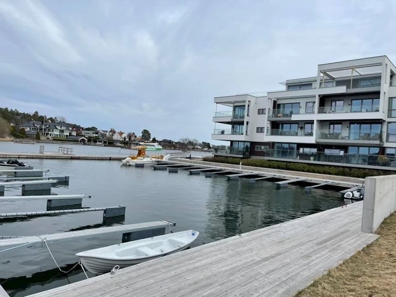 Rognstad Eiendom - Strandvegen - bade og båtbrygge nedenfor huset